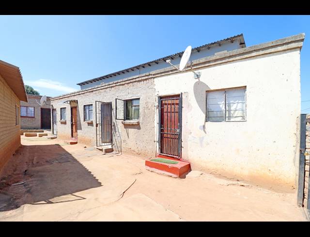 9 BEDROOM HOUSE FOR SALE IN COSMO CITY